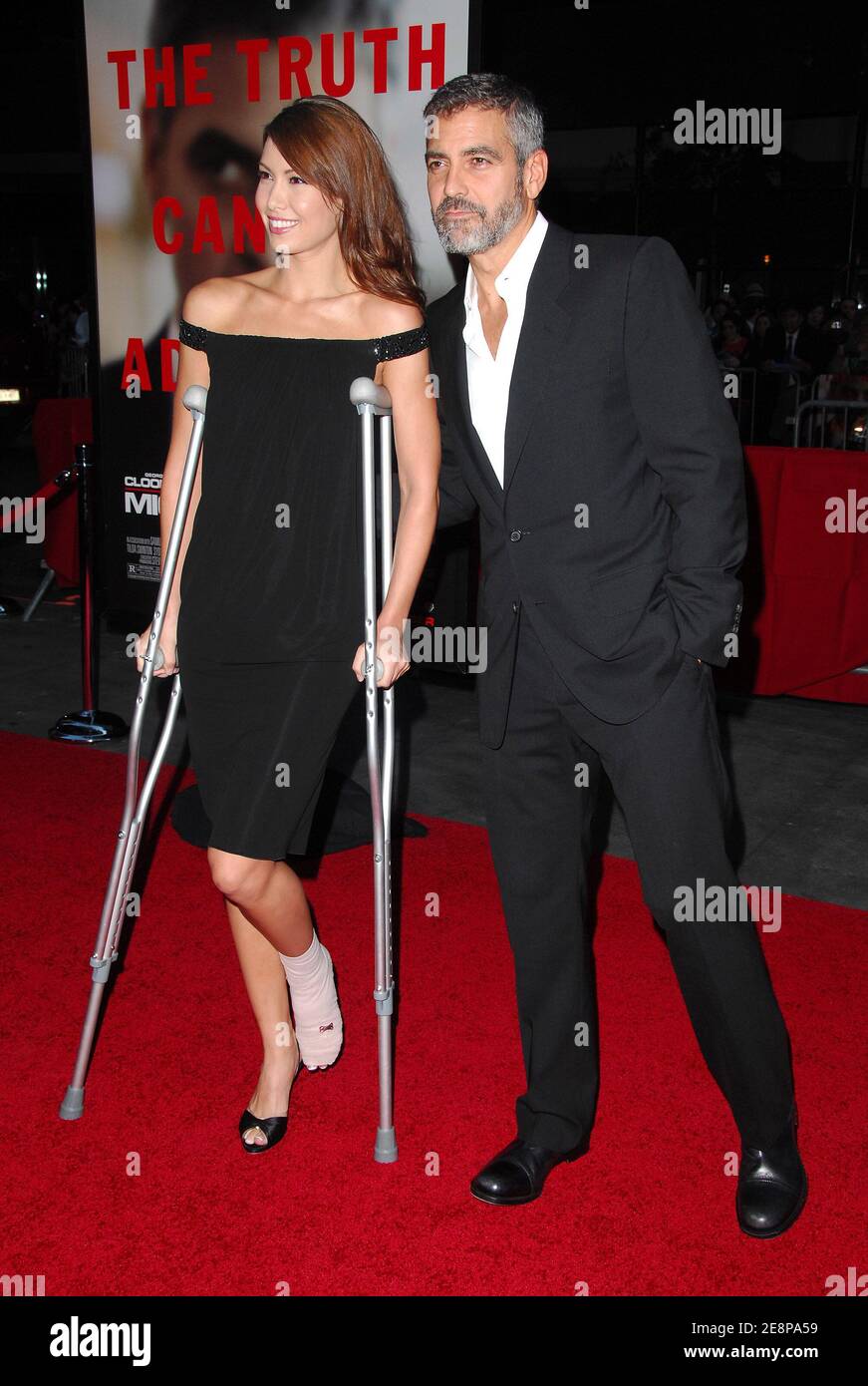 L'acteur George Clooney et sa petite amie Sarah Larson, toutes deux récemment impliquées dans un accident de moto, assistent à la première de « Michael Clayton », qui s'est tenue au théâtre Ziegfeld à New York, NY, États-Unis, le 24 septembre 2007. Photo de Gregorio Binuya/ABACAPRESS.COM Banque D'Images