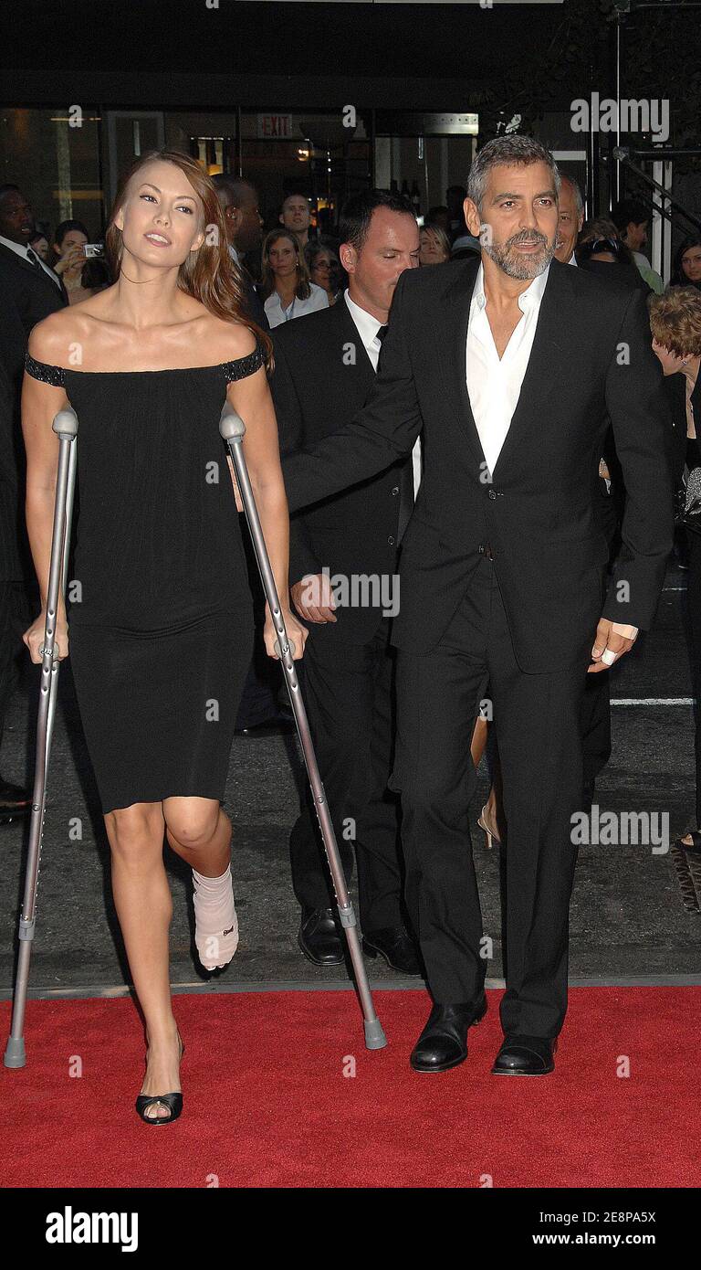George Clooney et sa petite amie Sarah Larson, toutes deux récemment impliquées dans un accident de moto, assistent à la première de « Michael Clayton », qui s'est tenue au théâtre Ziegfeld à New York City, NY, États-Unis, le 24 septembre 2007. Photo de David Miller/ABACAPRESS.COM Banque D'Images
