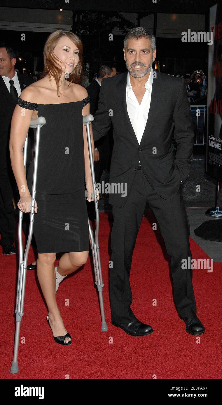 George Clooney et sa petite amie Sarah Larson, toutes deux récemment impliquées dans un accident de moto, assistent à la première de « Michael Clayton », qui s'est tenue au théâtre Ziegfeld à New York City, NY, États-Unis, le 24 septembre 2007. Photo de David Miller/ABACAPRESS.COM Banque D'Images