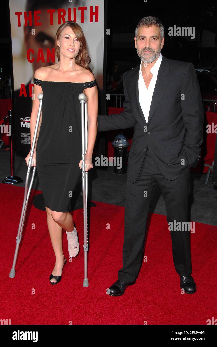 L'acteur George Clooney et sa petite amie Sarah Larson, toutes deux récemment impliquées dans un accident de moto, assistent à la première de « Michael Clayton », qui s'est tenue au théâtre Ziegfeld à New York, NY, États-Unis, le 24 septembre 2007. Photo de Gregorio Binuya/ABACAPRESS.COM Banque D'Images
