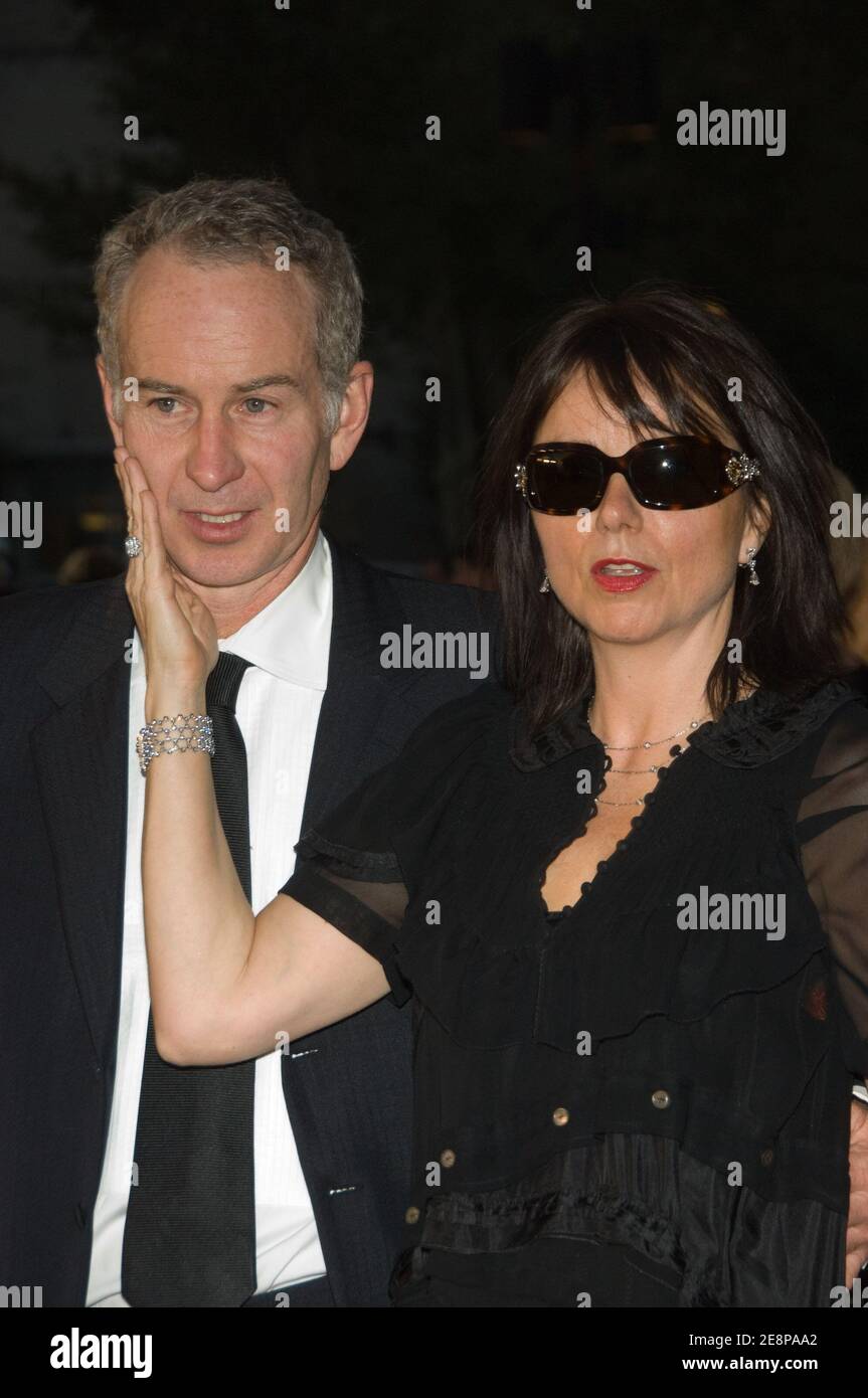 La star du tennis John McEnroe et son épouse Patty Smyth arrivent à la soirée d'ouverture de l'Opéra métropolitain de la saison 2007-2008, jouant à Donizetti 'Lucia di Lammermoor', au Lincoln Center de New York City, NY, USA, le 24 septembre 2007. Photo de Jim Rock/ABACAPRESS.COM Banque D'Images