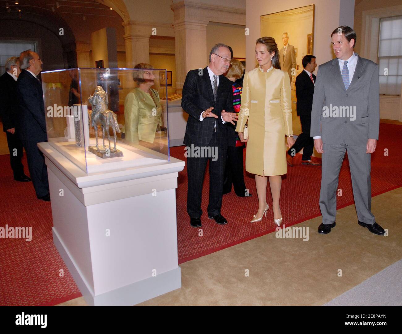 S.A.R la Infanta Dona Elena d'Espagne assiste à une visite et à une réception au National Portrait Gallery à Washington DC, Etats-Unis le 26 septembre 2007. À sa droite, Cristian Samper, secrétaire par intérim du Smithsonian Institute. Photo par Olivier Douliery/ABACAPRESS.COM Banque D'Images