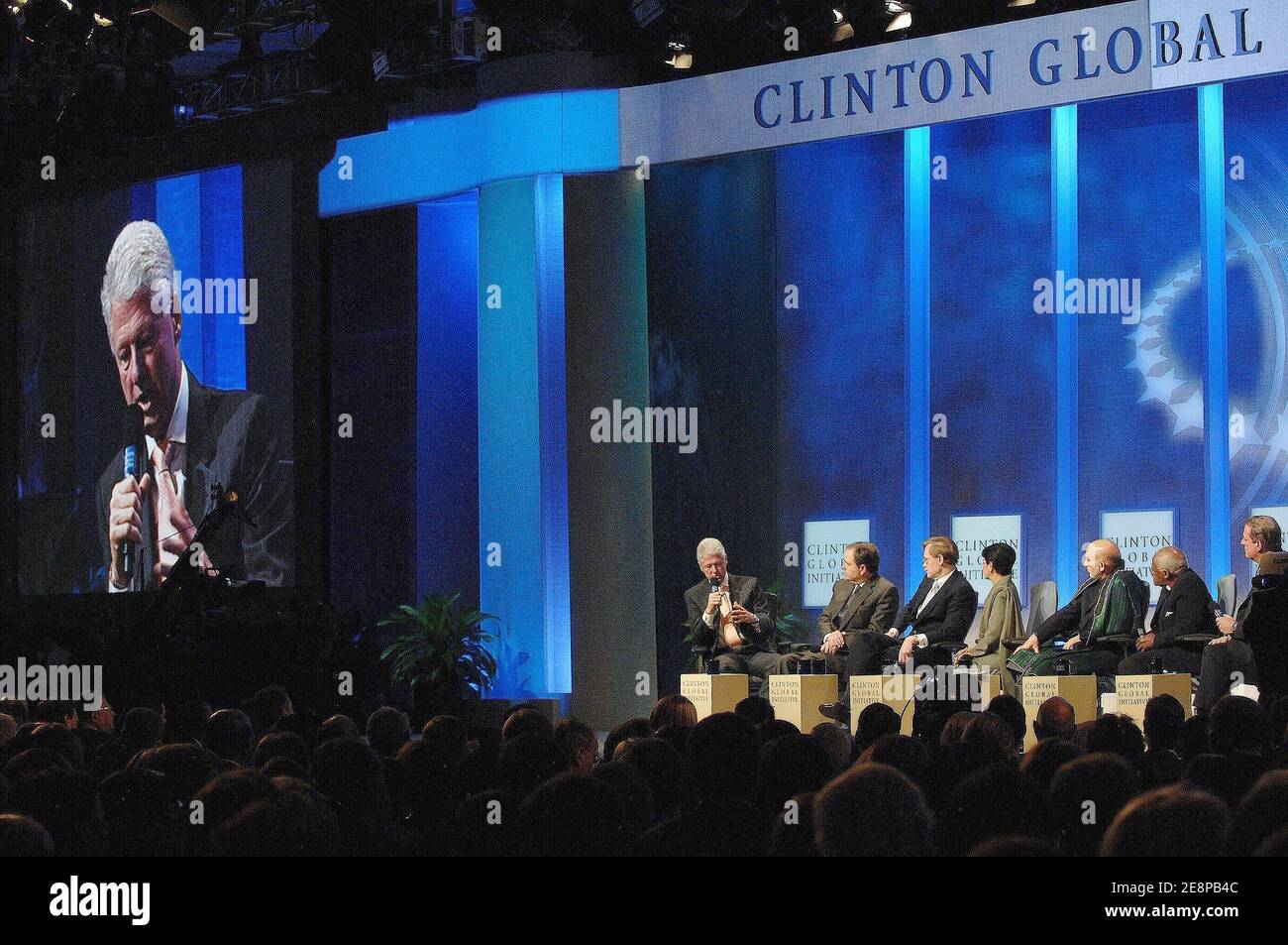 (G-D) ancien président américain Bill Clinton, H. Lee Scott, président et chef de la direction Wal-Mart, Robert B. Zoellick, président de la Banque mondiale, Gloria Macapagal-Arroyo, présidente des Philippines, Hamid Karzaï, président de la République islamique d'Afghanistan, L'archevêque Desmond Tutu et l'ancien vice-président des États-Unis Al Gore sont sur scène lors de la réunion annuelle de l'Initiative mondiale Clinton qui s'est tenue au Sheraton Hotel and Towers de New York, NY, États-Unis, le mercredi 26 septembre 2007. Photo par Graylock/ABACAPRESS.COM Banque D'Images