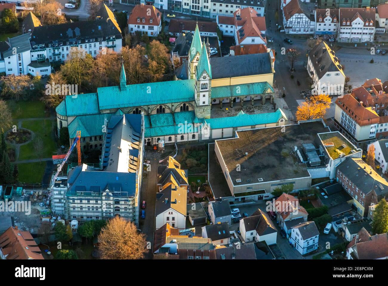 Vue aérienne, basilique de pèlerinage de la Visitation de Marie, Walburgisstraße, ancienne église de pèlerinage, rénovation du monastère franciscain, Klosterstraße, WE Banque D'Images