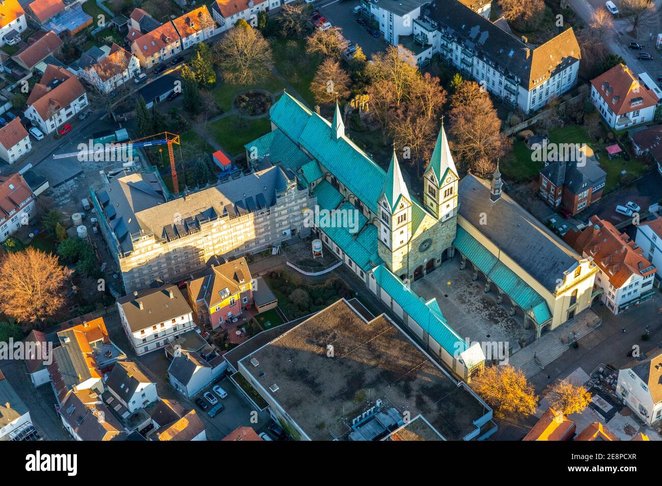 Vue aérienne, basilique de pèlerinage de la Visitation de Marie, Walburgisstraße, ancienne église de pèlerinage, rénovation du monastère franciscain, Klosterstraße, WE Banque D'Images