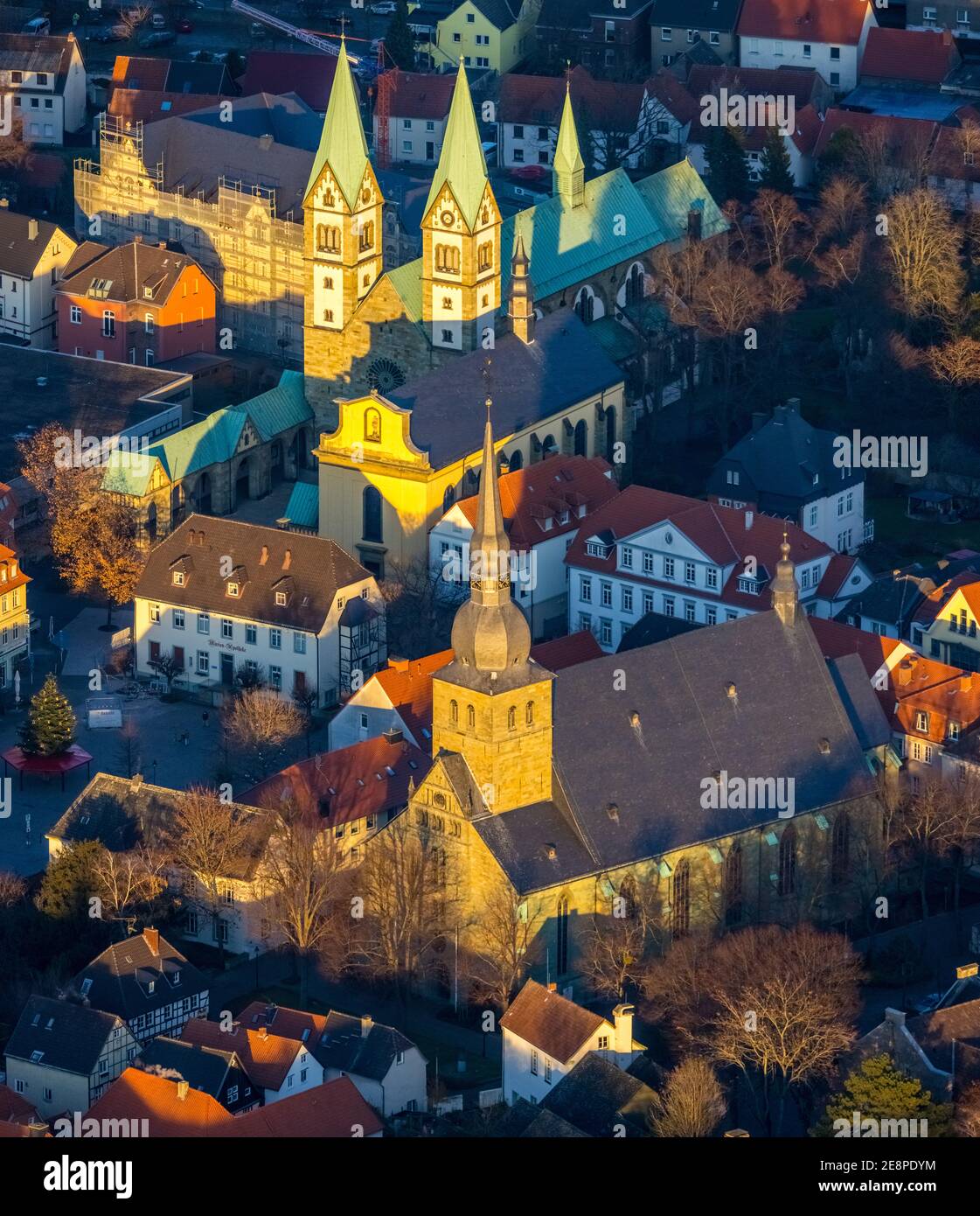 Vue aérienne, Vieille ville, Basilique de la Visitation de la Vierge Marie, Walburgisstraße, ancienne église de pèlerinage, rénovation du monastère franciscain, catholi Banque D'Images