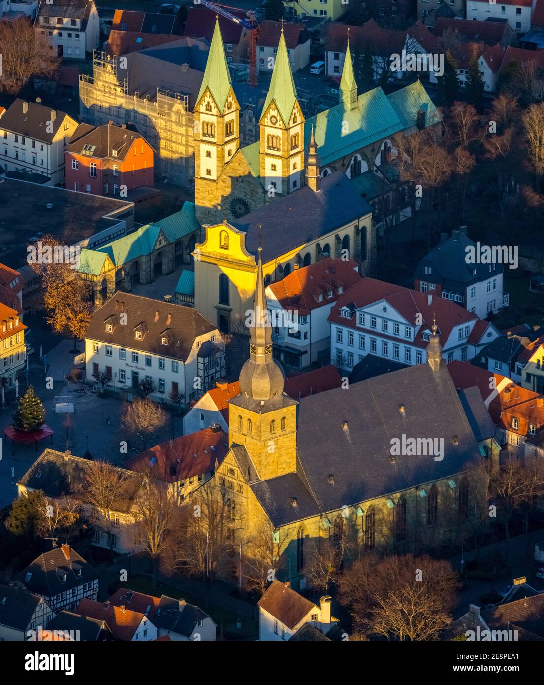 Vue aérienne, Vieille ville, Basilique de la Visitation de la Vierge Marie, Walburgisstraße, ancienne église de pèlerinage, rénovation du monastère franciscain, catholi Banque D'Images