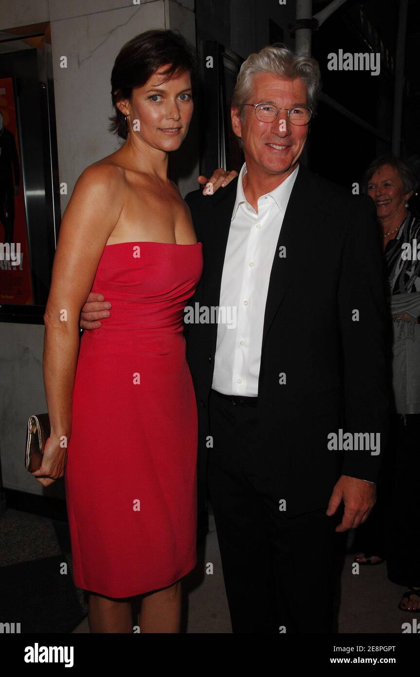 Les acteurs Carey Lowell et Richard Gere assistent à la première de New York de 'The Hunting Party' qui s'est tenue au Paris Theatre le mercredi 22 août 2007 à New York, Etats-Unis. Photo de Gregorio Binuya/ABACAUSA.COM (photo: Carey Lowell, Richard Gere) Banque D'Images