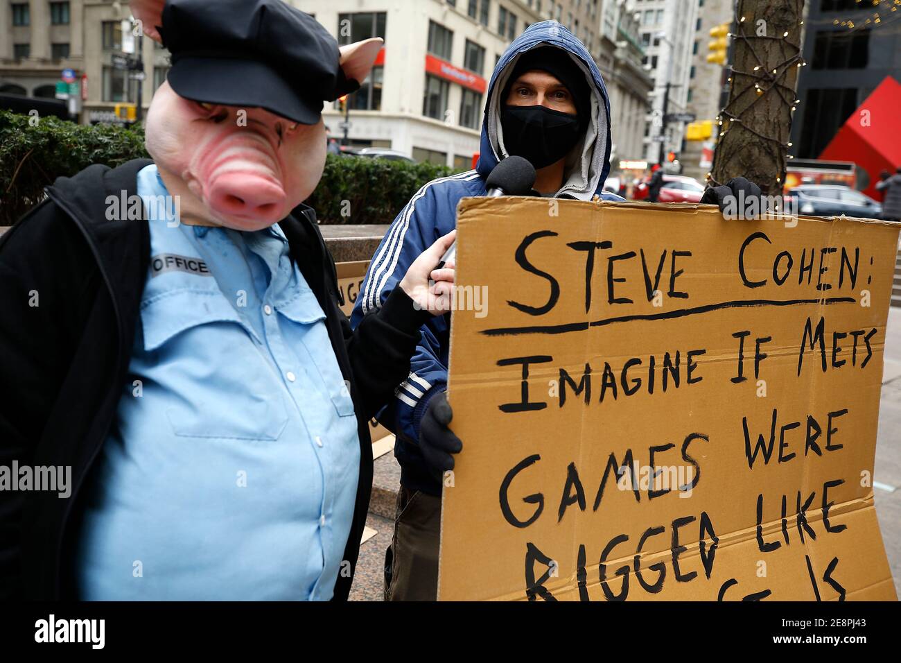 Un démonstrateur tient un écriteau dans le parc Zucotti lors de la manifestation DE RE-Occupy Wall Street. Le rallye s'est fusionné autour des récents événements boursiers qui ont envoyé Reddit et Robinhood pour mettre fin à la négociation sur un certain nombre d'actions annulables. Une course des petits investisseurs pour certains titres en souffrance a poussé les prix à la hausse, ce qui a entraîné des pertes majeures dans les institutions financières traditionnelles avec potions boursières. Banque D'Images Un démonstrateur tient un écriteau dans le parc Zucotti lors de la manifestation DE RE-Occupy Wall Street. Le rallye s'est fusionné autour des récents événements boursiers qui ont envoyé Reddit et Robinhood pour mettre fin à la négociation sur un certain nombre d'actions annulables. Une course des petits investisseurs pour certains titres en souffrance a poussé les prix à la hausse, ce qui a entraîné des pertes majeures dans les institutions financières traditionnelles avec potions boursières. Banque D'Images