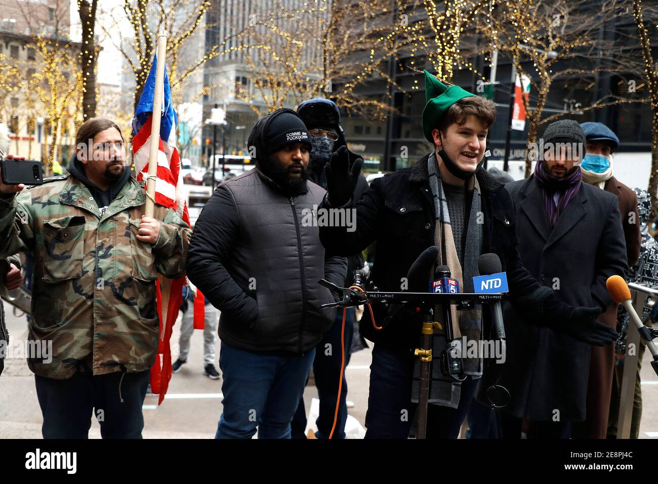 Gavin Wax of the Young Républicains parle pendant le Re-Occupy Wall Street ralliant Zucotti Park.le rassemblement s'est fusionné autour des récents événements boursiers qui ont envoyé Reddit et Robinhood pour mettre fin à la négociation sur un certain nombre d'actions annulables. Une course des petits investisseurs pour certains titres en souffrance a poussé les prix à la hausse, ce qui a entraîné des pertes majeures dans les institutions financières traditionnelles avec potions boursières. Banque D'Images Gavin Wax of the Young Républicains parle pendant le Re-Occupy Wall Street ralliant Zucotti Park.le rassemblement s'est fusionné autour des récents événements boursiers qui ont envoyé Reddit et Robinhood pour mettre fin à la négociation sur un certain nombre d'actions annulables. Une course des petits investisseurs pour certains titres en souffrance a poussé les prix à la hausse, ce qui a entraîné des pertes majeures dans les institutions financières traditionnelles avec potions boursières. Banque D'Images