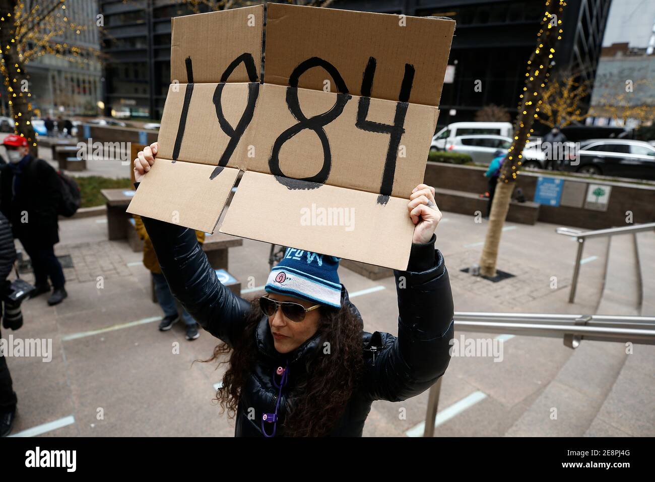 Un démonstrateur détient un écriteau de 1984 dans le parc Zucotti lors de la manifestation de Re-Occupy Wall Street. Le rallye s'est fusionné autour des récents événements boursiers qui ont envoyé Reddit et Robinhood pour mettre fin à la négociation d'un certain nombre d'actions annulables. Une course des petits investisseurs pour certains titres en souffrance a poussé les prix à la hausse, ce qui a entraîné des pertes majeures dans les institutions financières traditionnelles avec potions boursières. Banque D'Images Un démonstrateur détient un écriteau de 1984 dans le parc Zucotti lors de la manifestation de Re-Occupy Wall Street. Le rallye s'est fusionné autour des récents événements boursiers qui ont envoyé Reddit et Robinhood pour mettre fin à la négociation d'un certain nombre d'actions annulables. Une course des petits investisseurs pour certains titres en souffrance a poussé les prix à la hausse, ce qui a entraîné des pertes majeures dans les institutions financières traditionnelles avec potions boursières. Banque D'Images