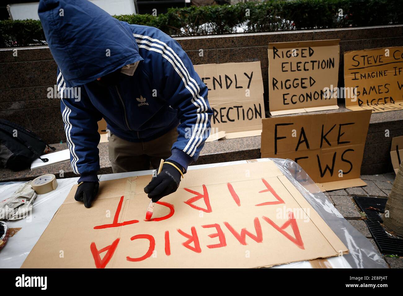 Un démonstrateur fait un écriteau America First dans le parc Zucotti lors de la manifestation RE-Occupy Wall Street. Le rallye s'est fusionné autour des récents événements boursiers qui ont envoyé Reddit et Robinhood pour mettre fin à la négociation d'un certain nombre d'actions annulables. Une course des petits investisseurs pour certains titres en souffrance a poussé les prix à la hausse, ce qui a entraîné des pertes majeures dans les institutions financières traditionnelles avec potions boursières. Banque D'Images Un démonstrateur fait un écriteau America First dans le parc Zucotti lors de la manifestation RE-Occupy Wall Street. Le rallye s'est fusionné autour des récents événements boursiers qui ont envoyé Reddit et Robinhood pour mettre fin à la négociation d'un certain nombre d'actions annulables. Une course des petits investisseurs pour certains titres en souffrance a poussé les prix à la hausse, ce qui a entraîné des pertes majeures dans les institutions financières traditionnelles avec potions boursières. Banque D'Images
