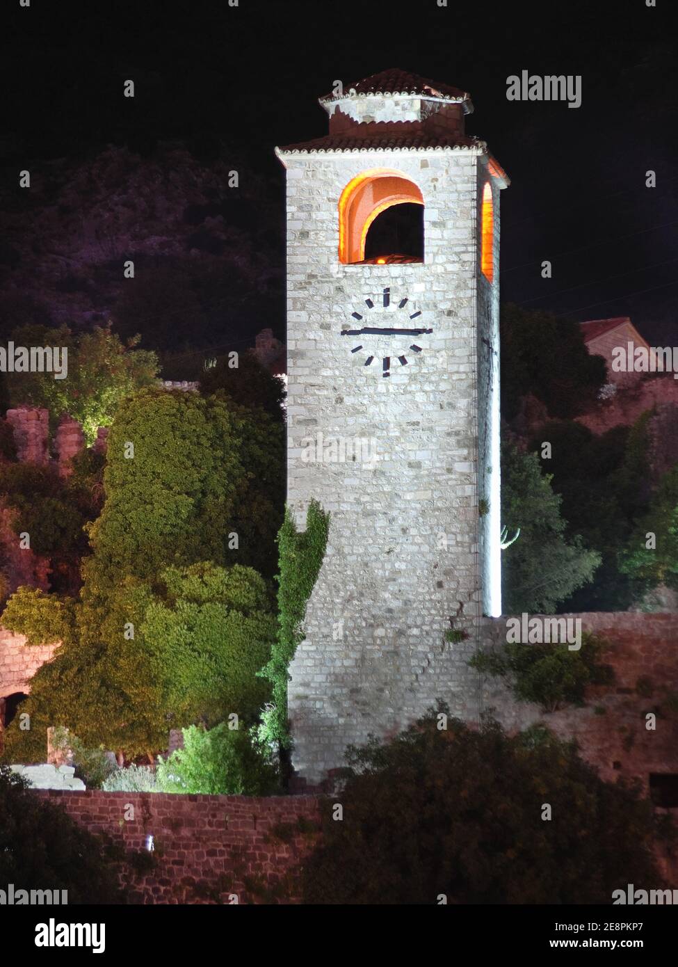 Vue nocturne de la Tour de l'horloge dans l'ancienne forteresse de Bar, Monténégro Banque D'Images
