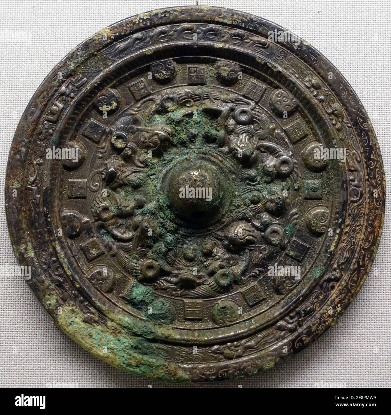 Miroir avec divinité et design animal, Chine, 200s AD, Izumi Koganezuka Tumulus, Izumi-shi, Osaka, période Kodun, 300s AD, bronze Banque D'Images