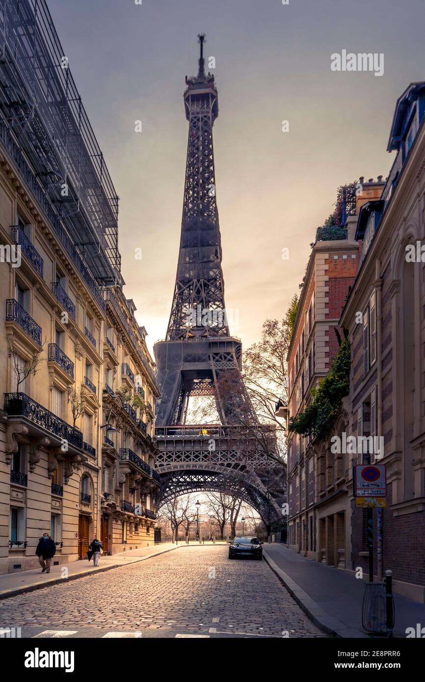 Paris, France - 20 janvier 2021 : une ruelle à Paris présentant l'architecture des bâtiments avec la Tour Eiffel en arrière-plan Banque D'Images