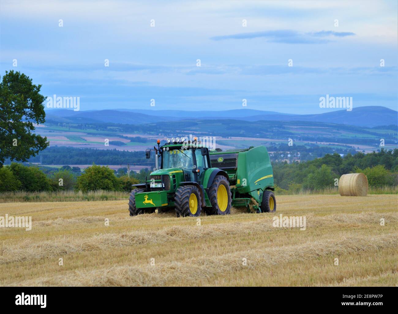 John Deere Baling Straw, Cargil, Perthshire, Écosse Banque D'Images