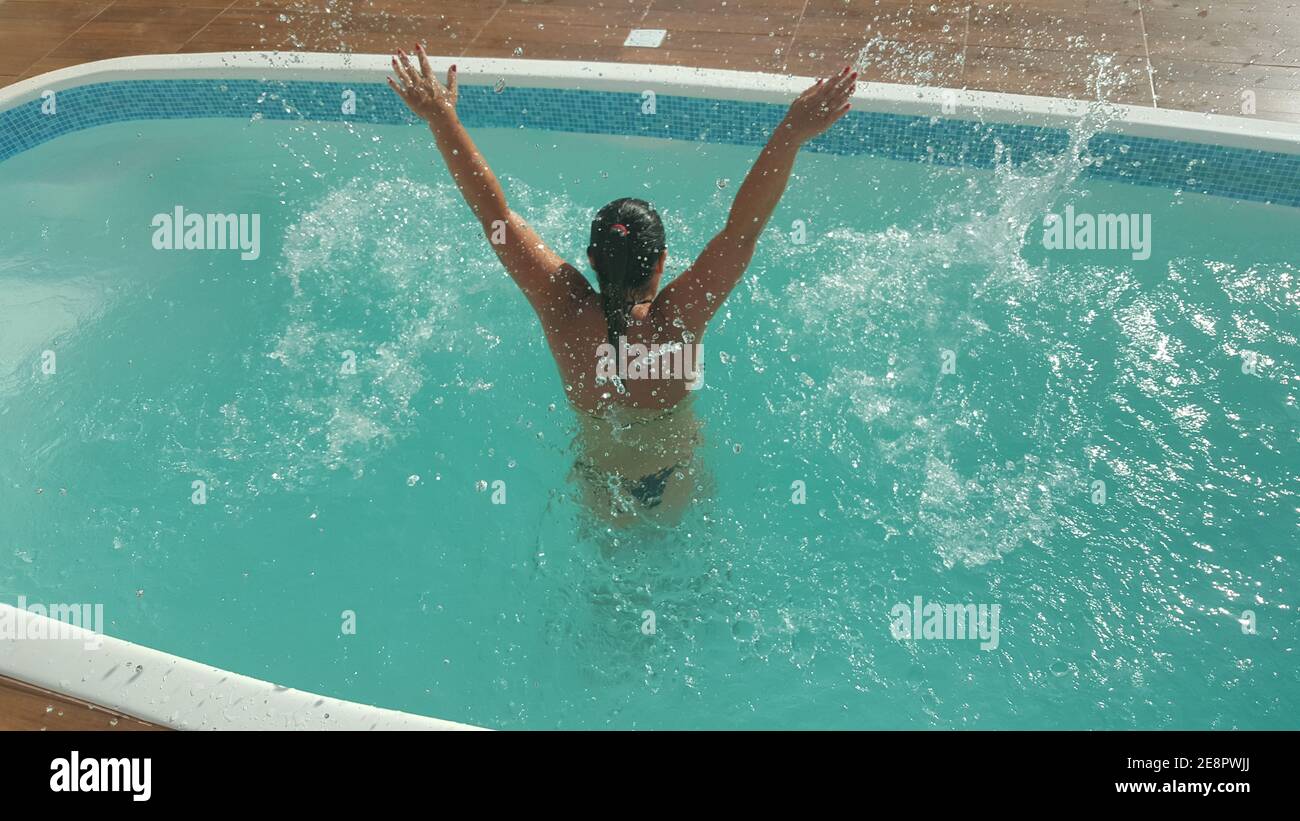 Mulher relaxando na piscina no verão Banque D'Images