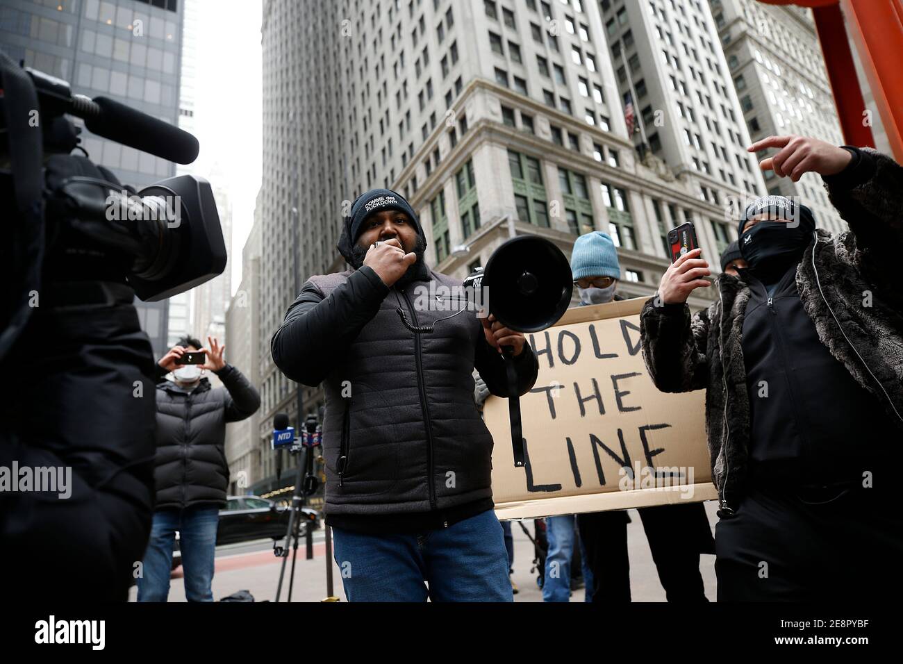New York, États-Unis. 31 janvier 2021. Un démonstrateur s'est prononcé lors du Re-Occupy Wall Street dans le quartier Zucotti Park.demonstration le 31 janvier 2021 à New York. Le rallye s'est fusionné autour des récents événements boursiers qui ont envoyé Reddit et Robinhood mettre fin à la négociation d'un certain nombre d'actions volatiles. Une course des petits investisseurs pour certains titres en souffrance a poussé le prix à la hausse, ce qui a entraîné des pertes majeures dans les institutions financières traditionnelles avec options d'achat d'actions. (Photo de John Lamparski/Sipa USA) crédit: SIPA USA/Alay Live News Banque D'Images New York, États-Unis. 31 janvier 2021. Un démonstrateur s'est prononcé lors du Re-Occupy Wall Street dans le quartier Zucotti Park.demonstration le 31 janvier 2021 à New York. Le rallye s'est fusionné autour des récents événements boursiers qui ont envoyé Reddit et Robinhood mettre fin à la négociation d'un certain nombre d'actions volatiles. Une course des petits investisseurs pour certains titres en souffrance a poussé le prix à la hausse, ce qui a entraîné des pertes majeures dans les institutions financières traditionnelles avec options d'achat d'actions. (Photo de John Lamparski/Sipa USA) crédit: SIPA USA/Alay Live News Banque D'Images