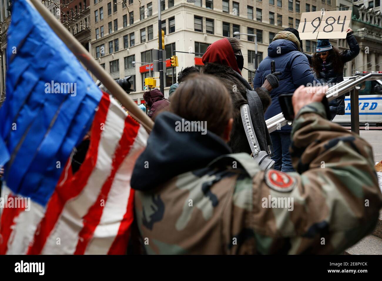 New York, États-Unis. 31 janvier 2021. Un démonstrateur détient un écriteau de 1984 dans le parc Zucotti lors de la manifestation Re-Occupy Wall Street le 31 janvier 2021 à New York. Le rallye s'est fusionné autour des récents événements boursiers qui ont envoyé Reddit et Robinhood arrêter les échanges sur un certain nombre d'actions volatiles. Une course des petits investisseurs pour certains titres en souffrance a poussé le prix à la hausse, ce qui a entraîné des pertes majeures dans les institutions financières traditionnelles avec options d'achat d'actions. (Photo de John Lamparski/Sipa USA) crédit: SIPA USA/Alay Live News Banque D'Images New York, États-Unis. 31 janvier 2021. Un démonstrateur détient un écriteau de 1984 dans le parc Zucotti lors de la manifestation Re-Occupy Wall Street le 31 janvier 2021 à New York. Le rallye s'est fusionné autour des récents événements boursiers qui ont envoyé Reddit et Robinhood arrêter les échanges sur un certain nombre d'actions volatiles. Une course des petits investisseurs pour certains titres en souffrance a poussé le prix à la hausse, ce qui a entraîné des pertes majeures dans les institutions financières traditionnelles avec options d'achat d'actions. (Photo de John Lamparski/Sipa USA) crédit: SIPA USA/Alay Live News Banque D'Images