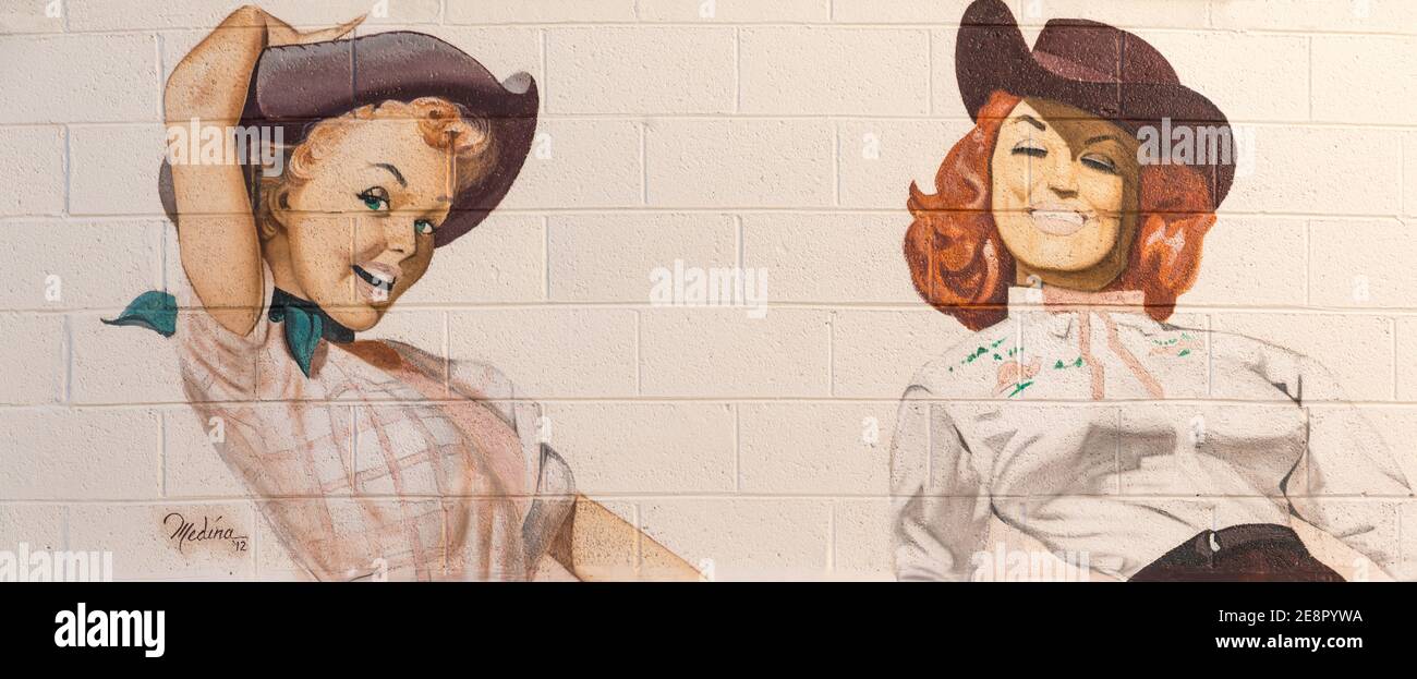 Fresque des jeunes filles d'époque par les artistes Ernest Roberts et Tim Medina, centre-ville, Scottsdale, Arizona, Etats-Unis Banque D'Images