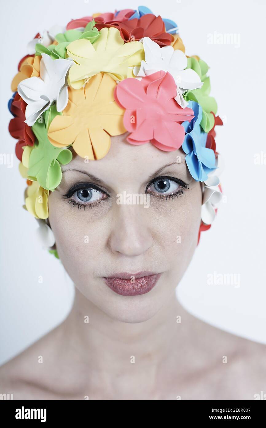 Une jeune femme portant un bonnet de bain rétro, à l'aspect attentionné Banque D'Images