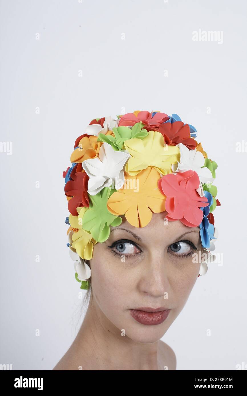 Portrait de la jeune femme portant une casquette rétro isolée sur un fond blanc Banque D'Images