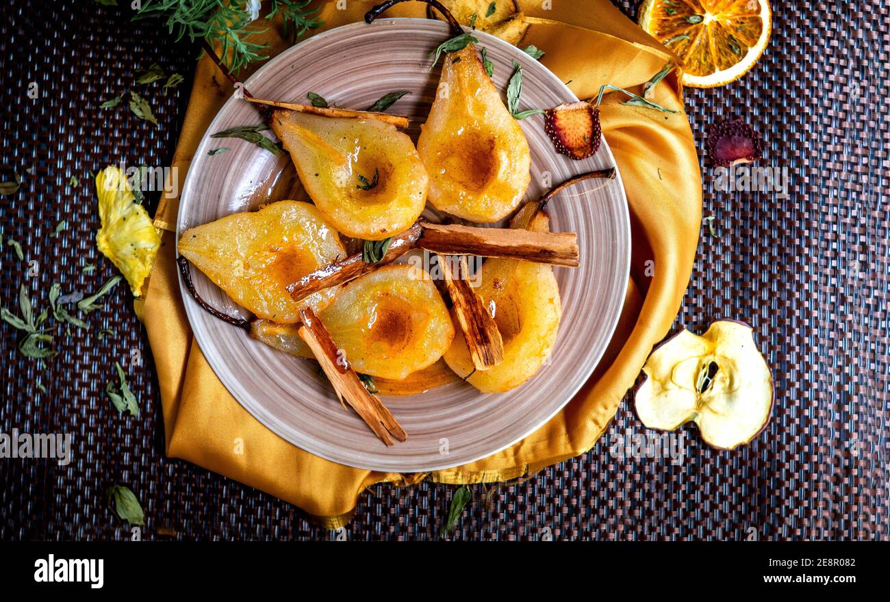 Poires cuites au miel et à la cannelle, dessert santé Banque D'Images