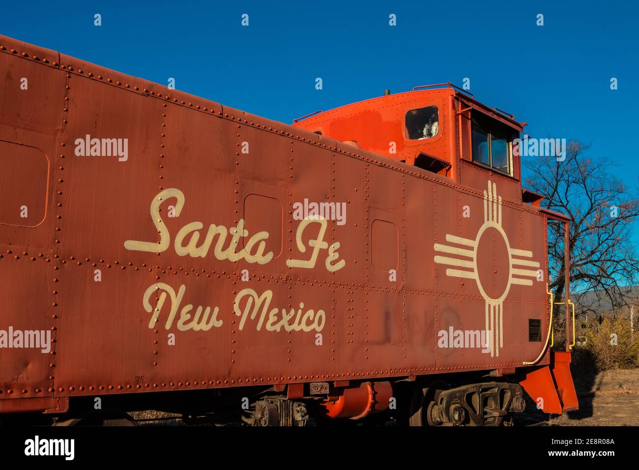 Caboose rouge avec signe de Santa Fe, Santa Fe, Nouveau-Mexique, États-Unis Banque D'Images