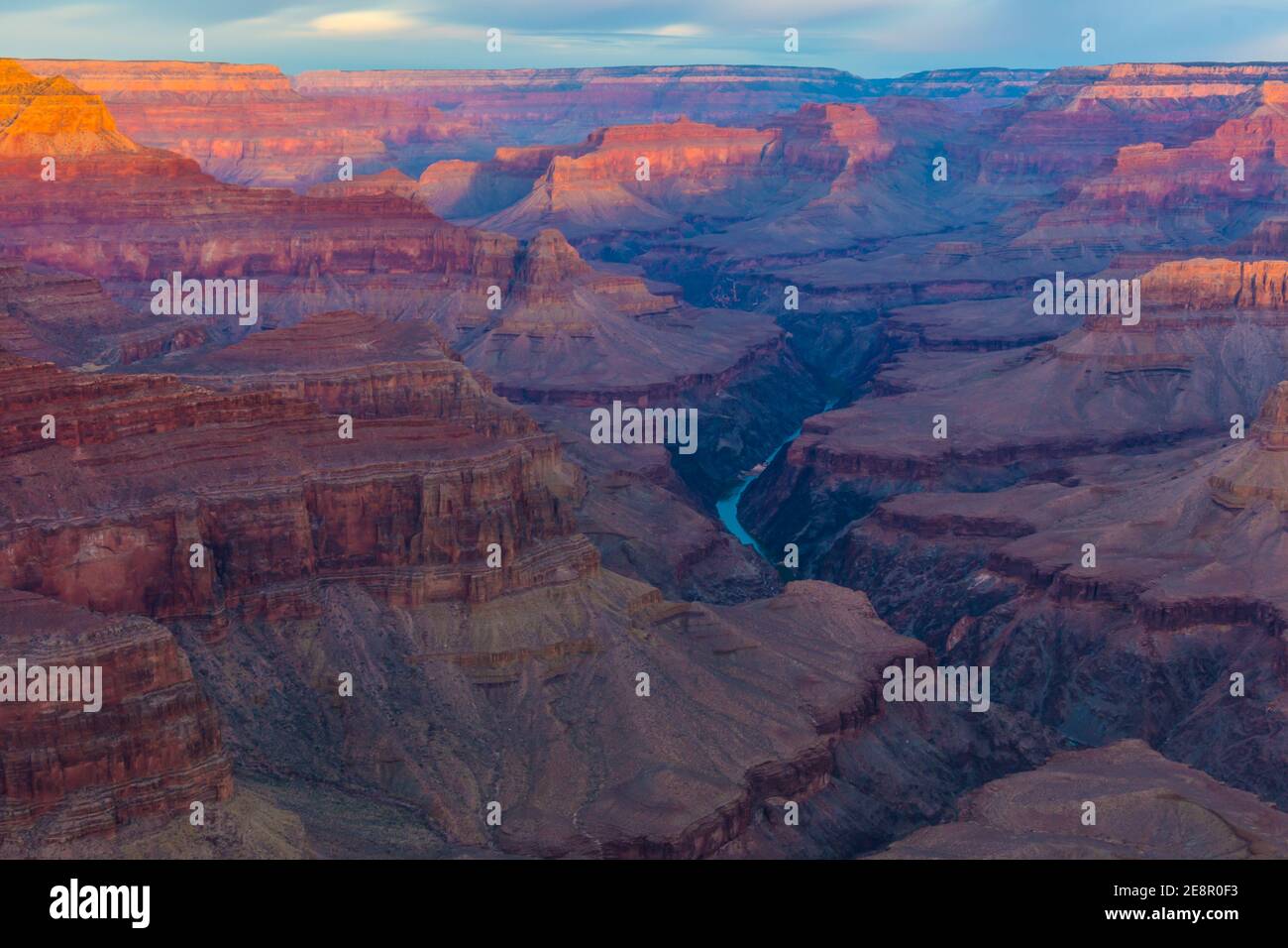 Le Colorado River Cots traverse les Buttes et les Mesas de l'extrémité ouest du Canyon, parc national du Grand Canyon, Arizona, États-Unis Banque D'Images