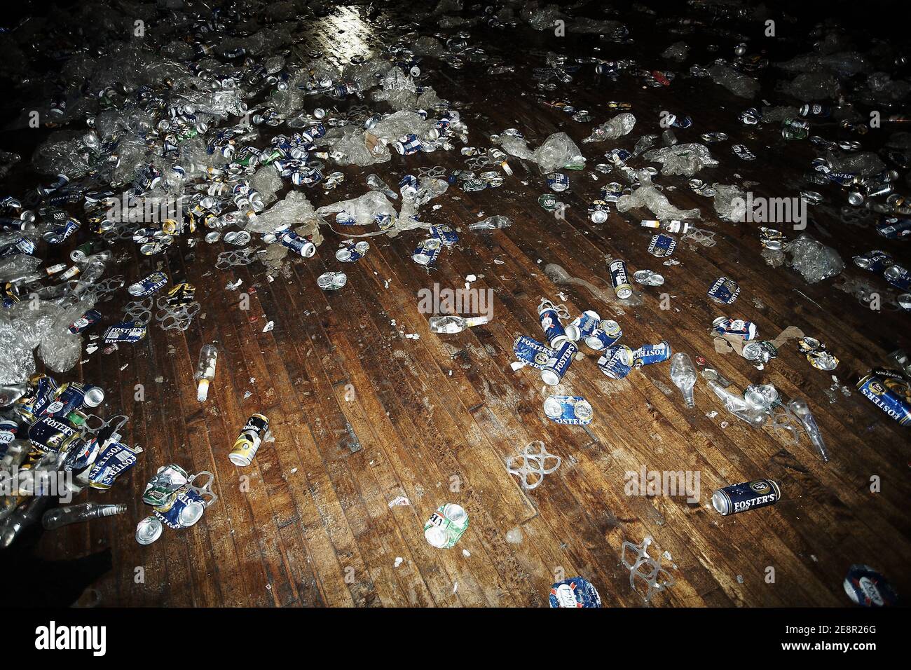 Des canettes de bière sont parsemées sur la piste de danse du lieu de la fête , Londres , Angleterre Banque D'Images