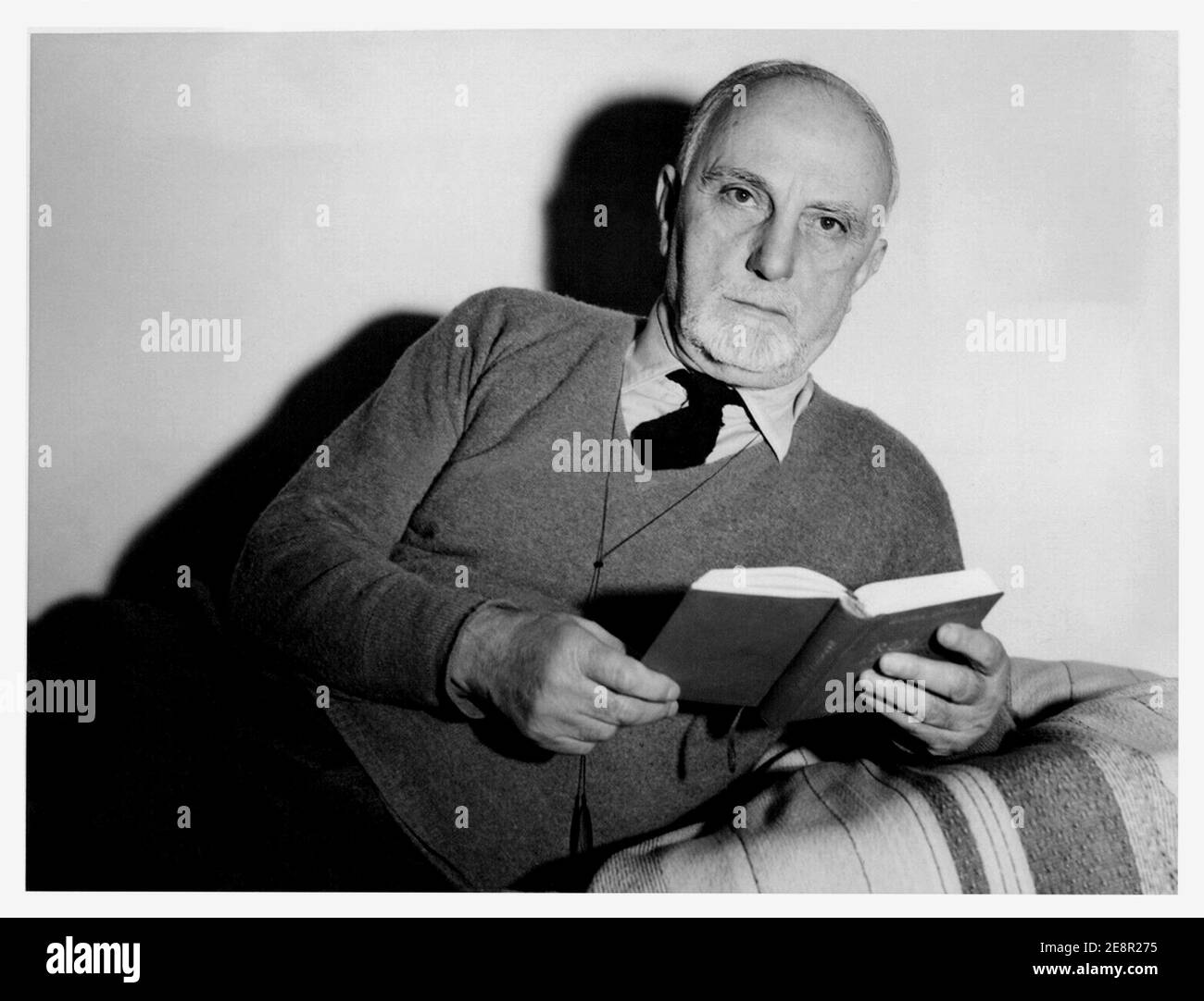 1944 , Naples , ITALIE : le politicien italien conte CARLO SFORZA ( 1872 - 1952 ), leader du Parti d'action ( Partito d'Azione nazionale ), un des cinq ministres sans portefeuille choisi pour son nouveau cabinet par le premier ministre Maresciallo PIETRO BADOGLIO . Les six partis d'opposition sont tous inclus dans le cabinet de Badoglio . Le comte Sforza était le chef de l'antifascisme italien en exil pour 16 yers . Dans cette photo ont dans les mains une copie du guide touristique DE ROME par Touring Club Italiano. Photographe inconnu . - NAPOLI - COUNT - mouvement anti-fasciste - Parti républicain italien - PARTITO REPUBBLICANO ITALIANO Banque D'Images