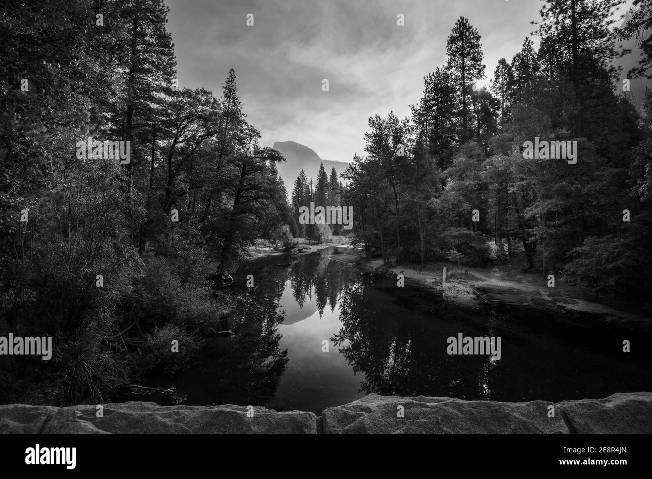 Cliff se reflète dans la rivière STILL à Yosemite Banque D'Images