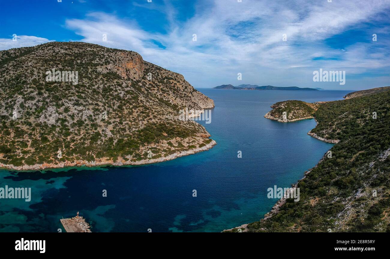 Vue panoramique aérienne du vieux port pittoresque de Gerakas dans le nord d'Alonnisos, Grèce. Magnifique paysage avec formation rocheuse et fjord-li naturel Banque D'Images