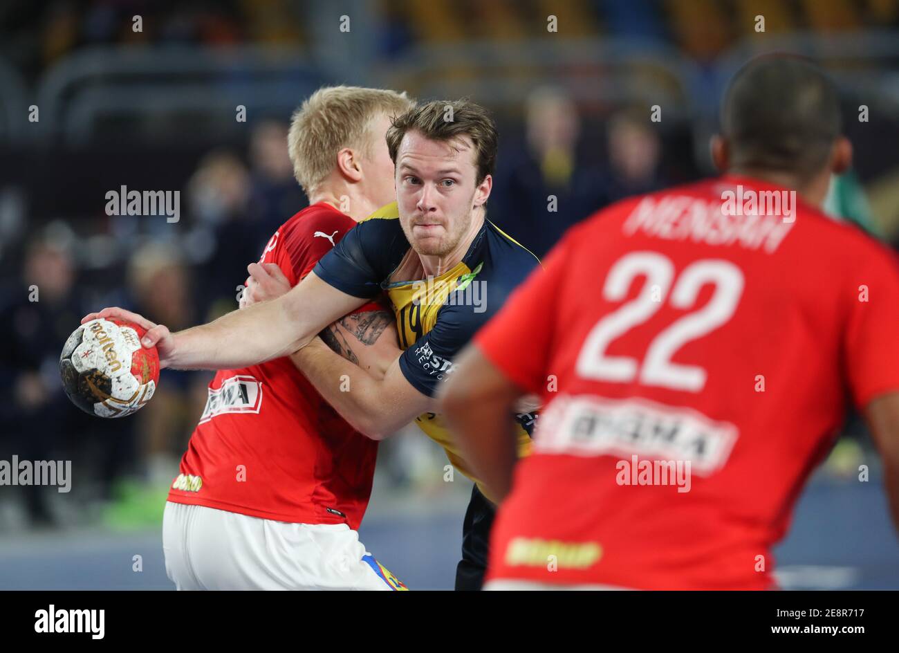 Le Caire. 31 janvier 2021. Felix Claar (C) de Suède participe au match final entre le Danemark et la Suède au 27e Championnat du monde de handball masculin 2021 au Caire, en Égypte, le 31 janvier 2021. Credit: STR/Xinhua/Alay Live News Banque D'Images