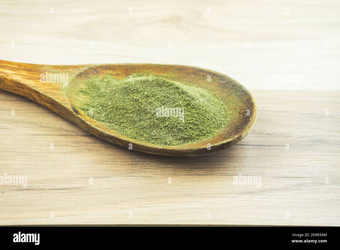 Kava Kava poudre en cuillère en bois, plante médicinale naturelle pour la  relaxation utilisée comme boisson Photo Stock - Alamy