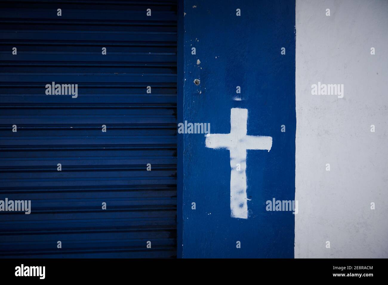 Un mémorial en bord de route des victimes de violences à Acapulco, Guerrero, Mexique.L'idée est que les croix sont placées là où la personne a été tuée afin que leur famille puisse venir et «ramasser leur ombre» ils croient que l'âme tombe au sol quand une personne est assassinée ainsi la famille viennent pour les ramasser.C'est un rituel catholique et après 9 jours, les croix sont destinées à être enlevées et emmenées à une église. Banque D'Images