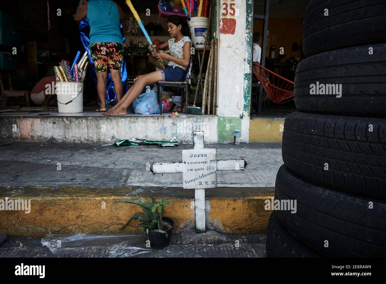 Un mémorial en bord de route, à l'extérieur d'un magasin local, d'une personne perdue à la suite de violences à Acapulco, Guerrero, Mexique.L'idée est que les croix sont placées là où la personne a été tuée afin que leur famille puisse venir et ' ramasser leur ombre ' ils croient que l'âme tombe au sol quand une personne est assassinée ainsi la famille viennent pour les ramasser.C'est un rituel catholique et après 9 jours, les croix sont destinées à être enlevées et emmenées à une église. Banque D'Images