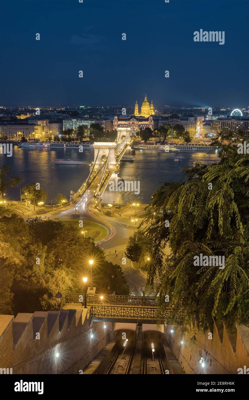 Paysage urbain nocturne de Budapest avec le pont de la chaîne, la basilique Saint-Étienne et la station de téléphérique de la colline du château Banque D'Images