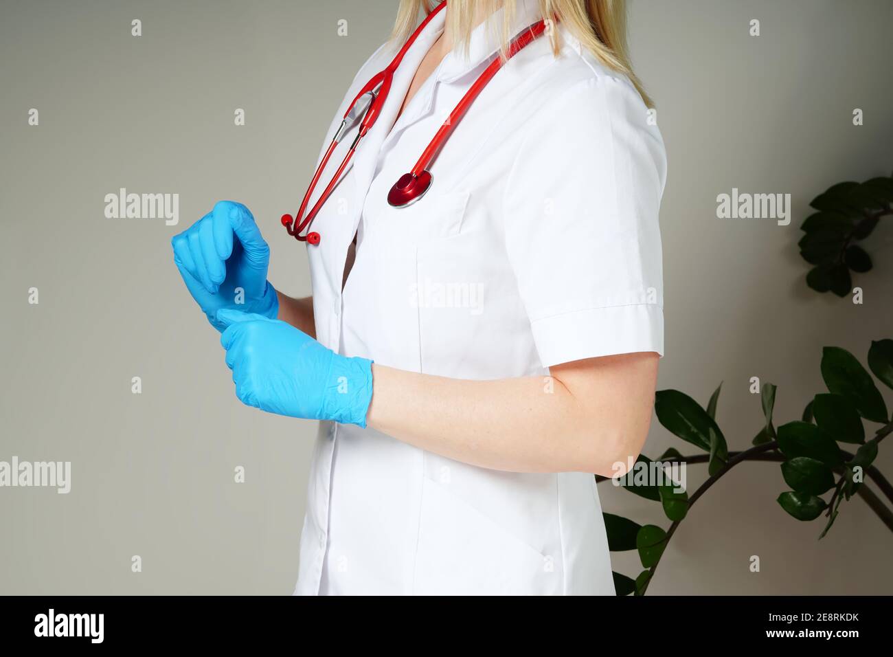 gros plan lumineux du médecin avec stéthoscope rouge. Antécédents médicaux Banque D'Images
