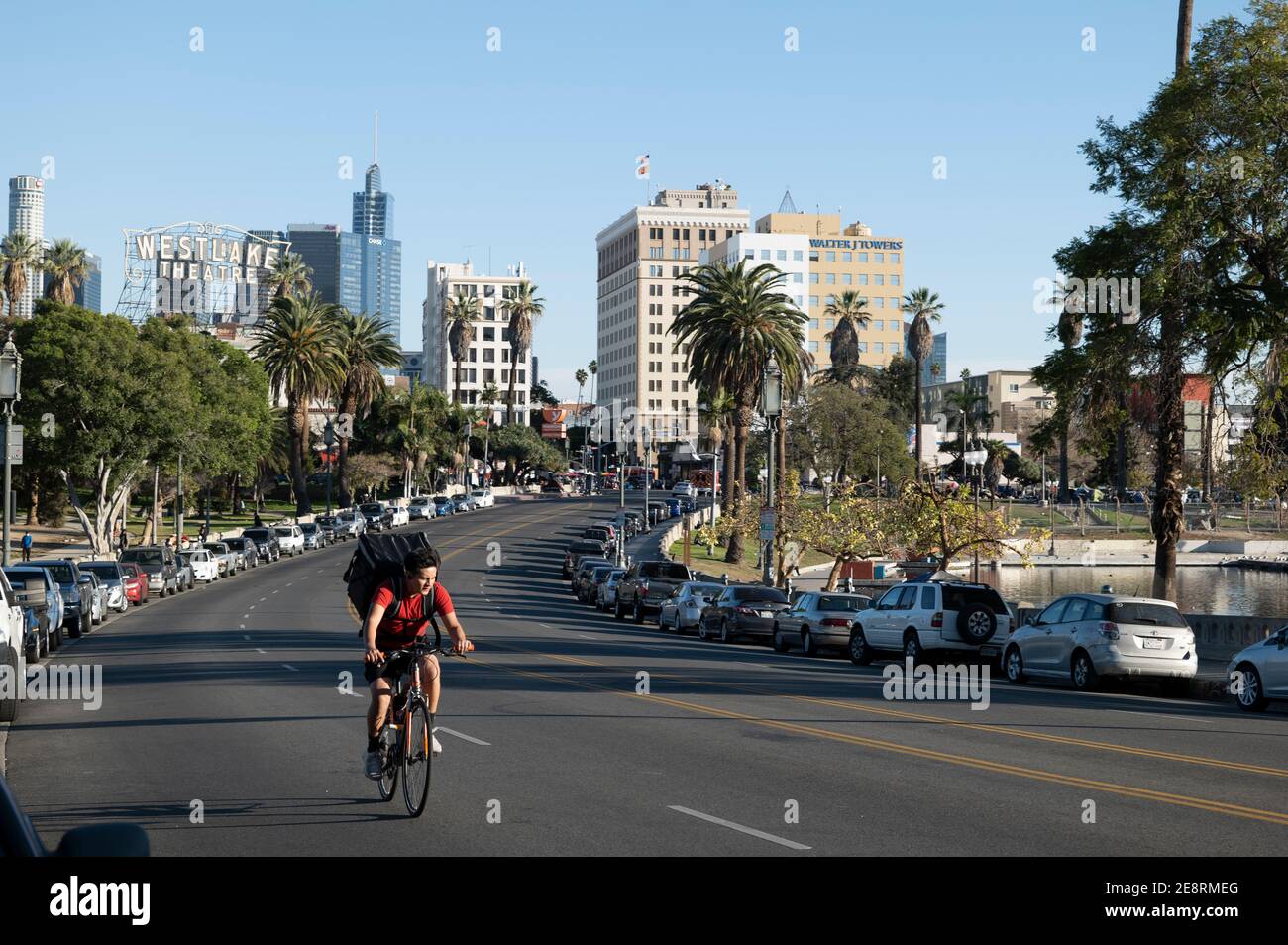 Los Angeles, CA USA - 10 janvier 2021 : Wilshire Boulevard le long de MacArthur Park avec le panneau Westlake Theatre et vue sur le centre-ville de Los Angeles Banque D'Images