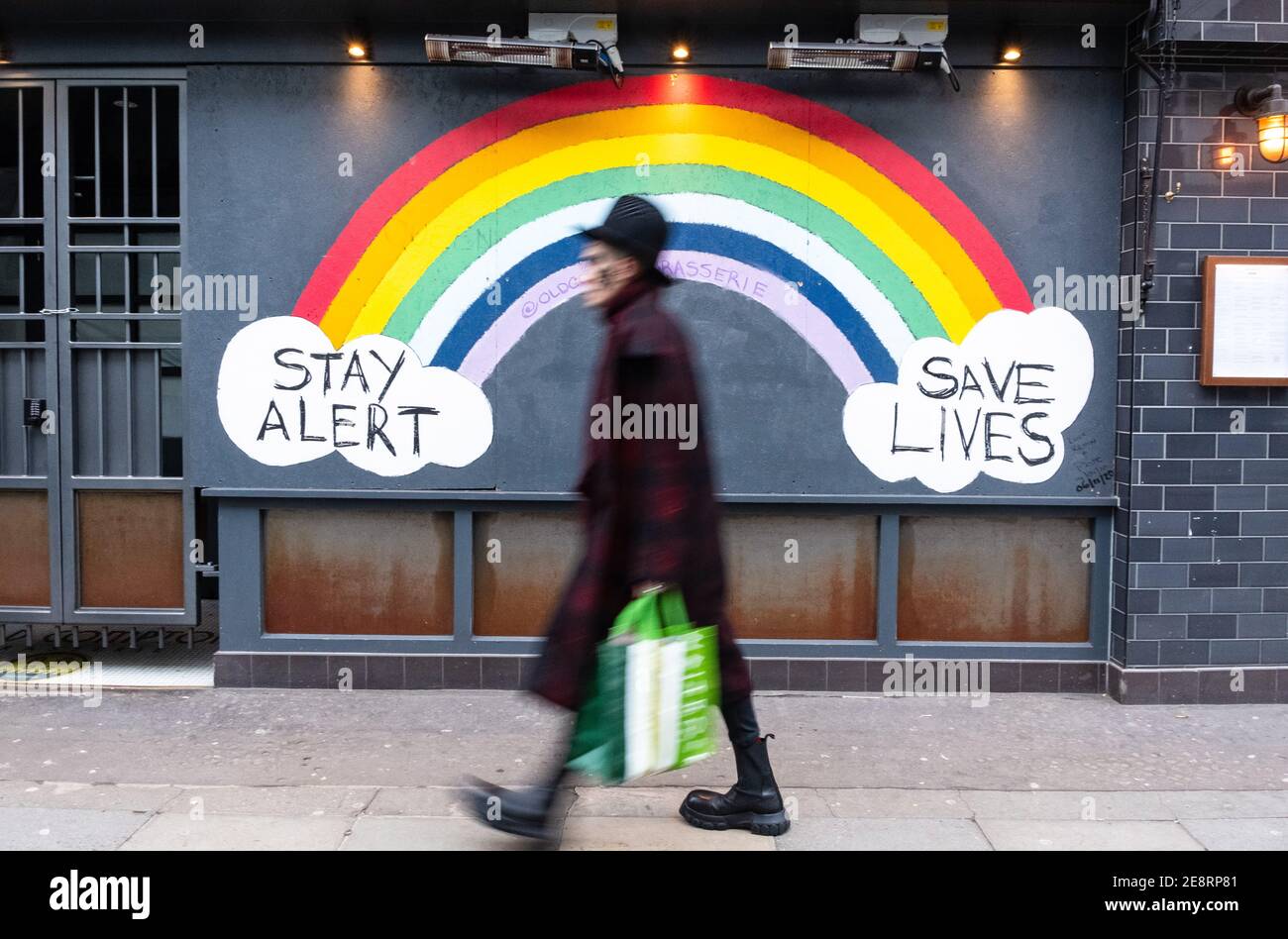 Londres, Royaume-Uni. 31 janvier 2021. Des promenades pédestres passant devant un panneau COVID-19 encourageant les gens à rester vigilants et à sauver des vies.le ministère de la Santé et des Affaires sociales a enregistré un total de 3,817,176 infections, 106,158 décès et 1,673,936 cas de rétablissement depuis le début de l'épidémie. Crédit : SOPA Images Limited/Alamy Live News Banque D'Images