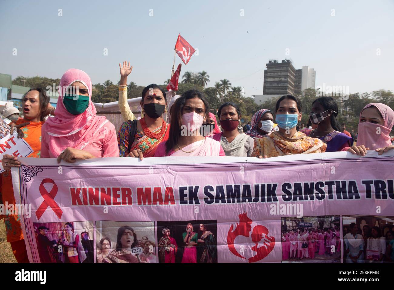 Mumbai , Inde - 25 janvier 2021 des militants transgenres des manifestants tiennent une bannière pendant un rassemblement à l'Azad Maidan dans le sud de Mumbai, lundi agai Banque D'Images