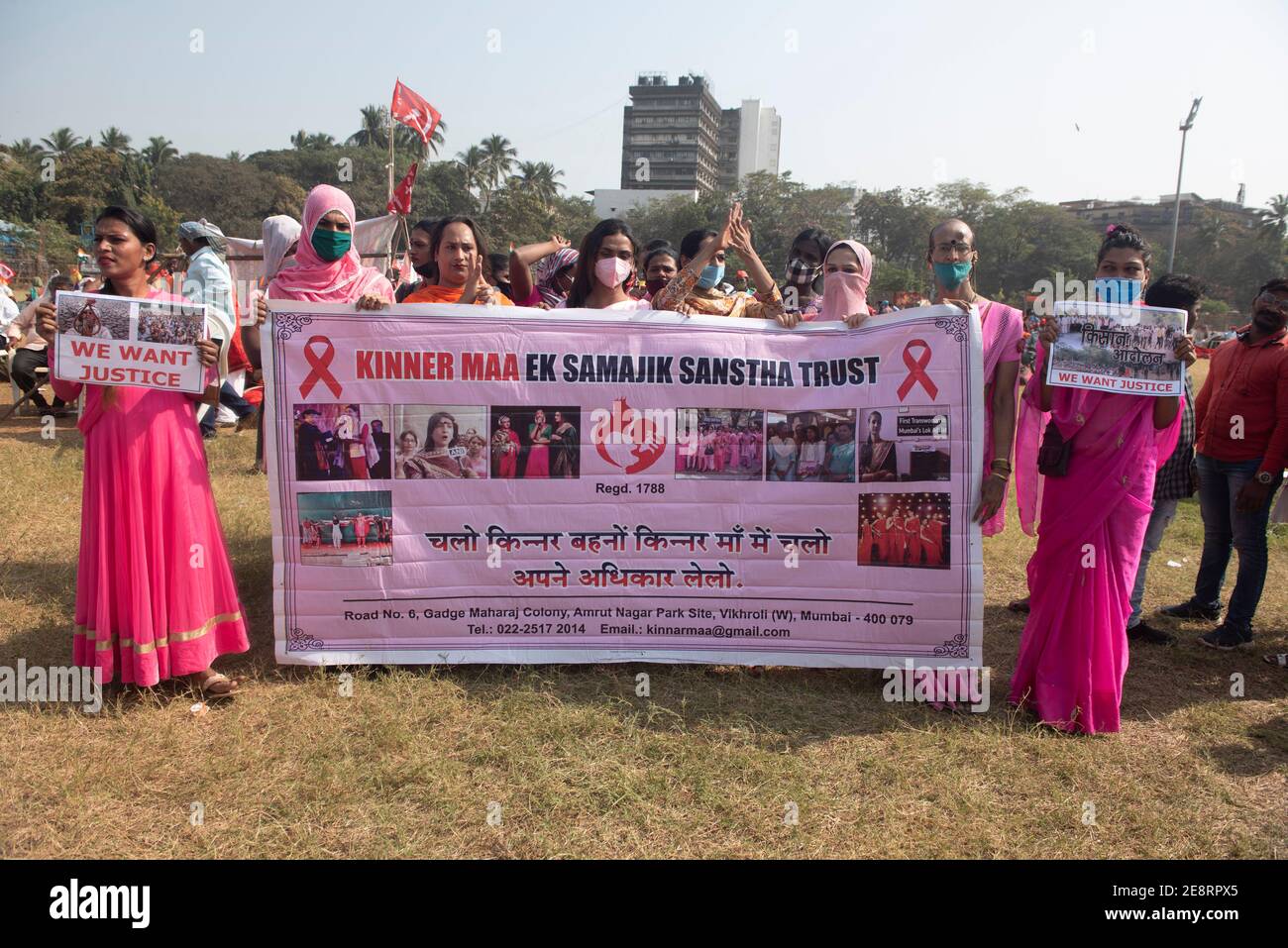 Mumbai , Inde - 25 janvier 2021 des militants transgenres des manifestants tiennent une bannière et des signes pendant un rassemblement à l'Azad Maidan dans le sud de Mumbai sur M. Banque D'Images