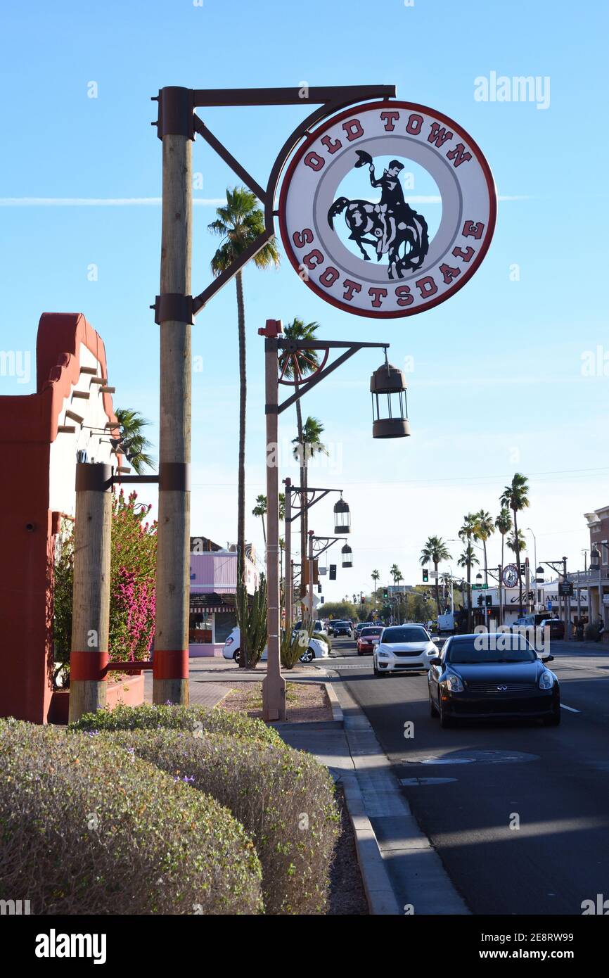 Panneau Old Town Scottsdale à Phoenix, Arizona avec des voitures sur la route. Banque D'Images