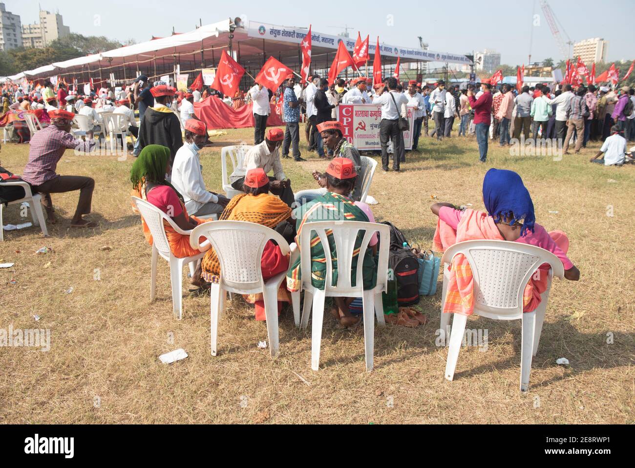 Mumbai , Inde - 25 janvier 2021, Groupe de femmes agricultrices assises en rangée sur une chaise en plastique dans un rassemblement à l'Azad Maidan contre le directeur du Centre Banque D'Images