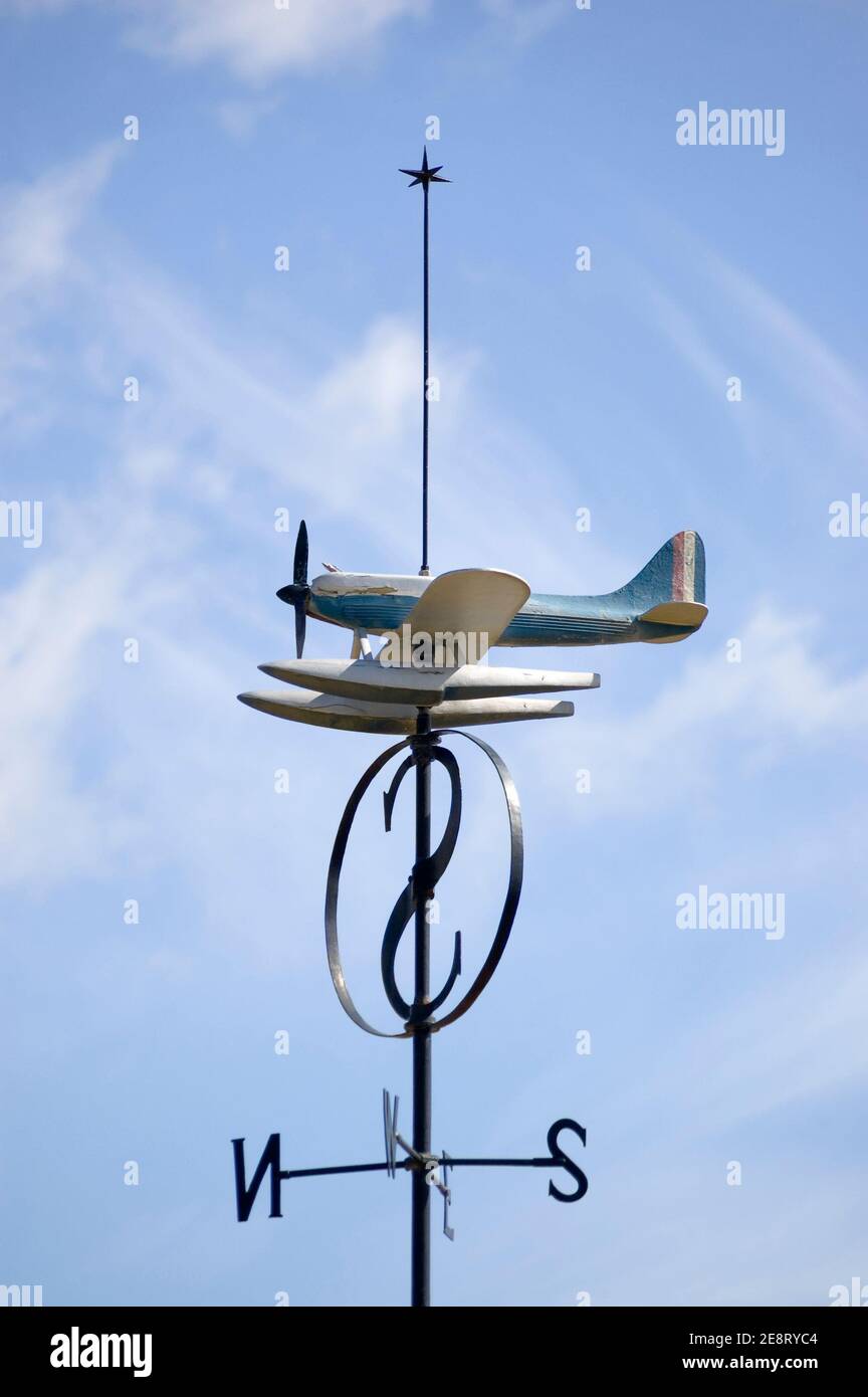 Une girouette sous la forme d'un Spitfire commémorant le trophée Schneider pour avoir battu le record mondial de vitesse aérienne remporté par un résident de Weymouth. Publicité Banque D'Images