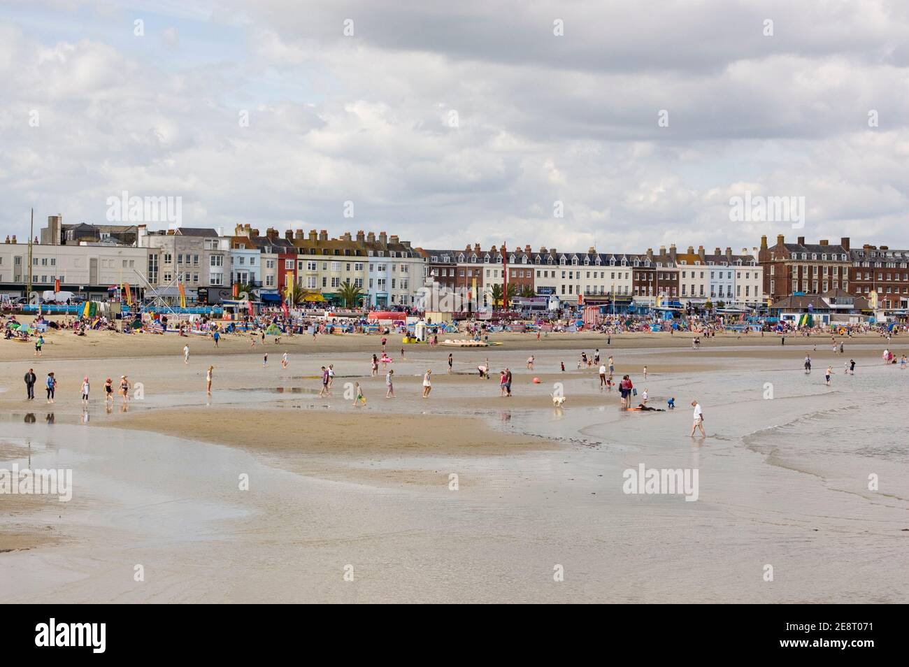 WEYMOUTH, DORSET, ANGLETERRE - SEPTEMBRE 31 : les vacanciers profitent du dernier soleil d'été à Weymouth le 31 2012 août. Le complexe a accueilli Banque D'Images