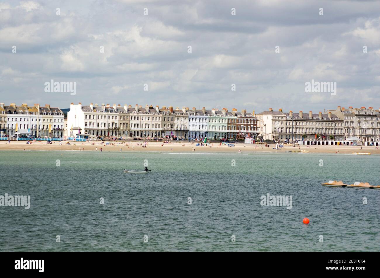 Vue depuis un bateau de la plage et de l'esplanade de la station balnéaire de Weymouth, Dorset. Banque D'Images