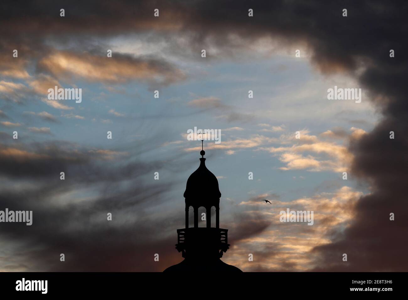 Loughborough, Leicestershire, Royaume-Uni. 31 janvier 2021. Météo au Royaume-Uni. Le Cloud Breaks permet un aperçu du ciel bleu derrière la tour Carillon au lever du soleil. Banque D'Images