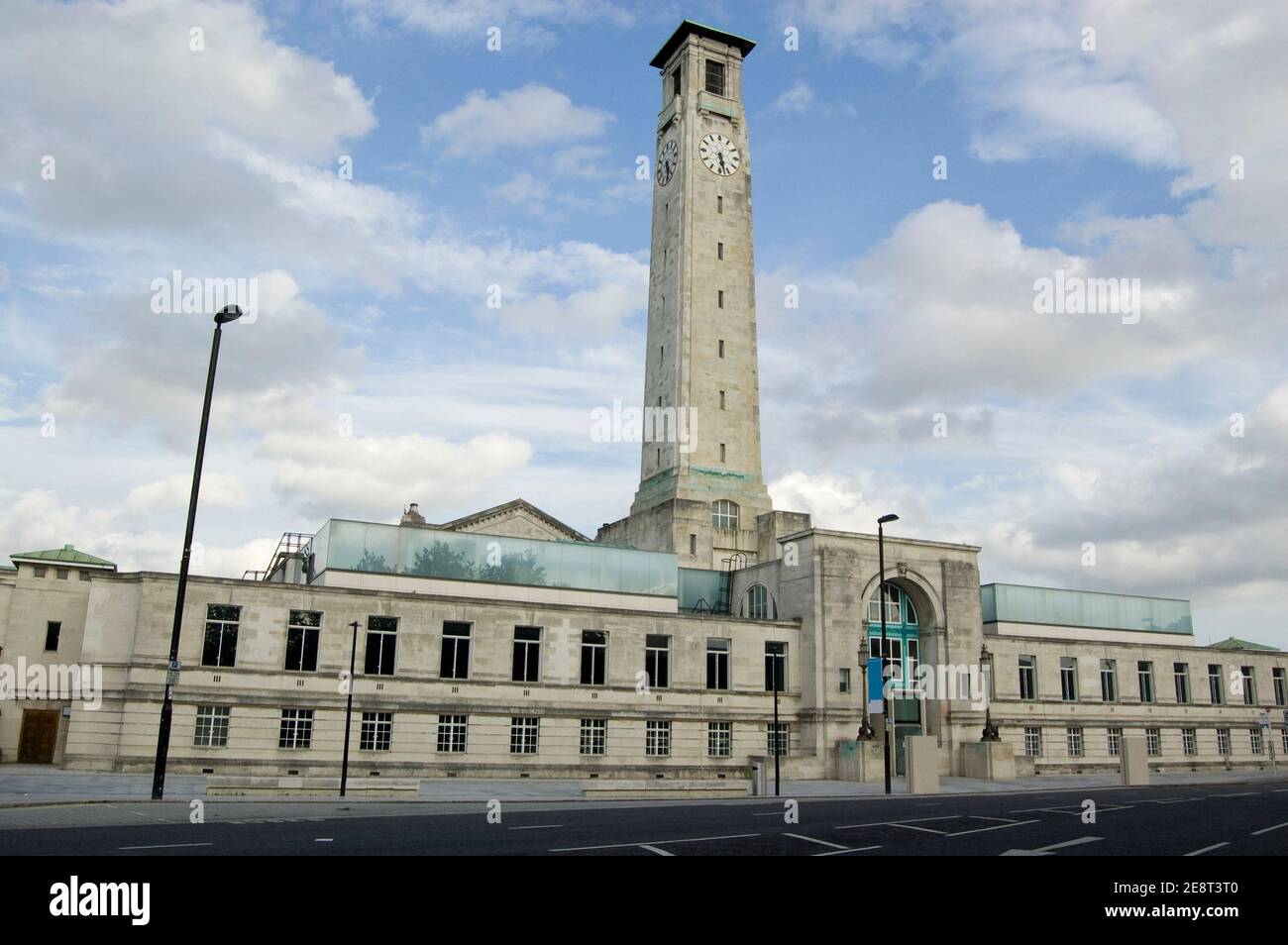 Vue sur l'entrée du musée SeaCity dans une partie du centre civique, Southampton, Hampshire. Le quartier général du conseil Art déco des années 1930 est également la maison Banque D'Images